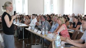 Dr. Yvonne Wagner spricht vor einem gro&szlig;en Publikum bei einer LAGZ-Fachveranstaltung, Teilnehmende sitzen an Tischen und h&ouml;ren aufmerksam zu.